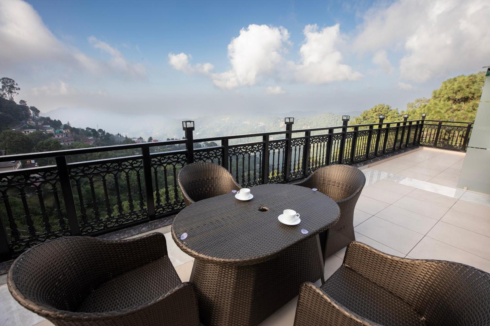 Luxe Resorts - Centrally Heated Air Conditioned Hotel In The Heart Of Kasauli Exteriér fotografie