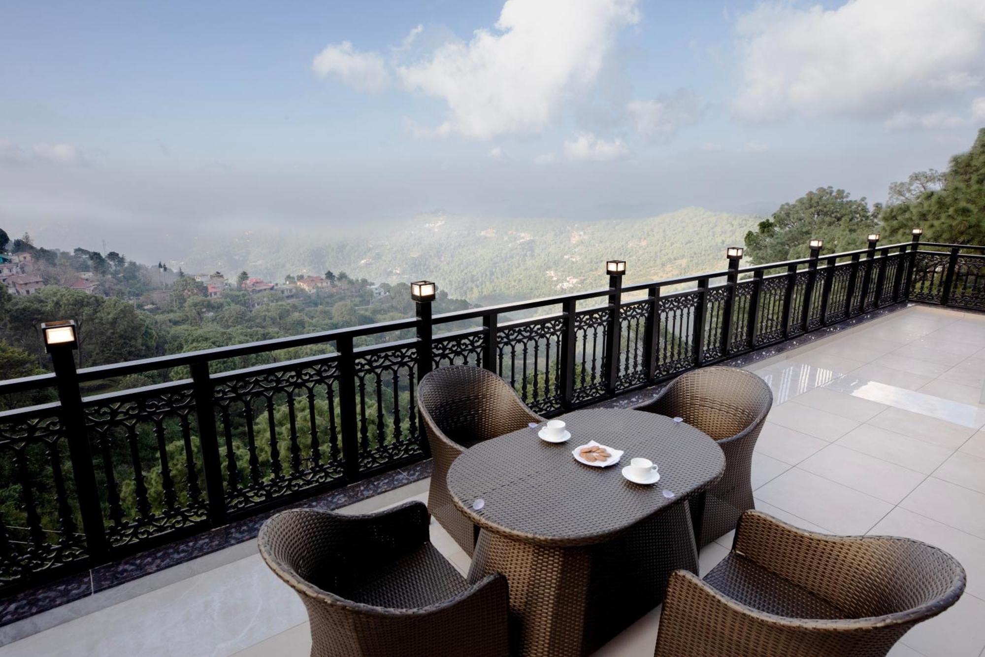 Luxe Resorts - Centrally Heated Air Conditioned Hotel In The Heart Of Kasauli Exteriér fotografie